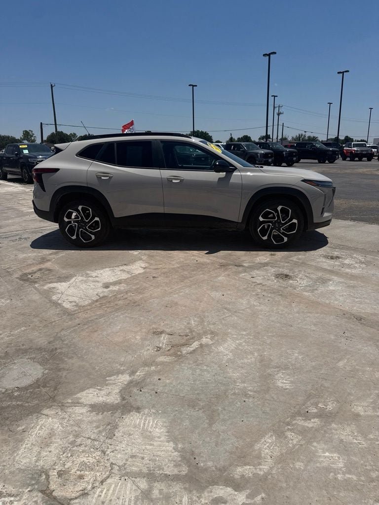 Used 2026 Chevrolet Trax RS w/ Sunroof Package FWD image 4