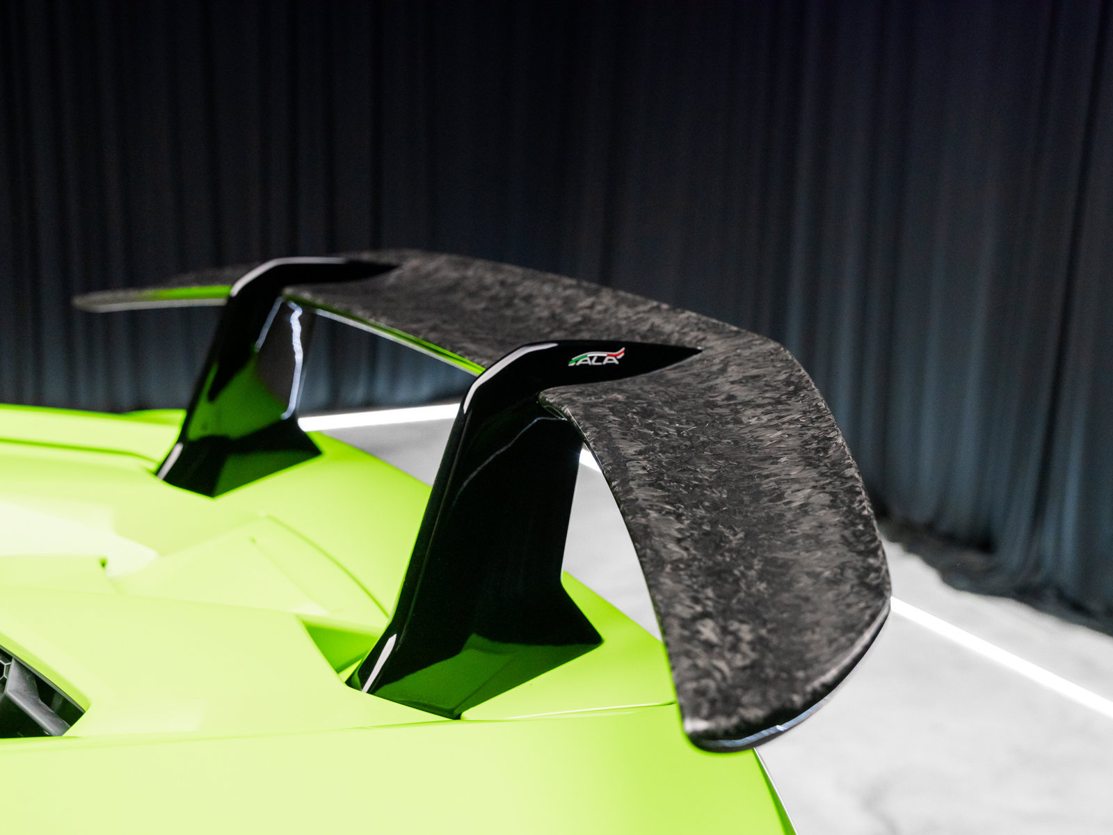 Used 2018 Lamborghini Huracan Performante AWD/4WD image 9
