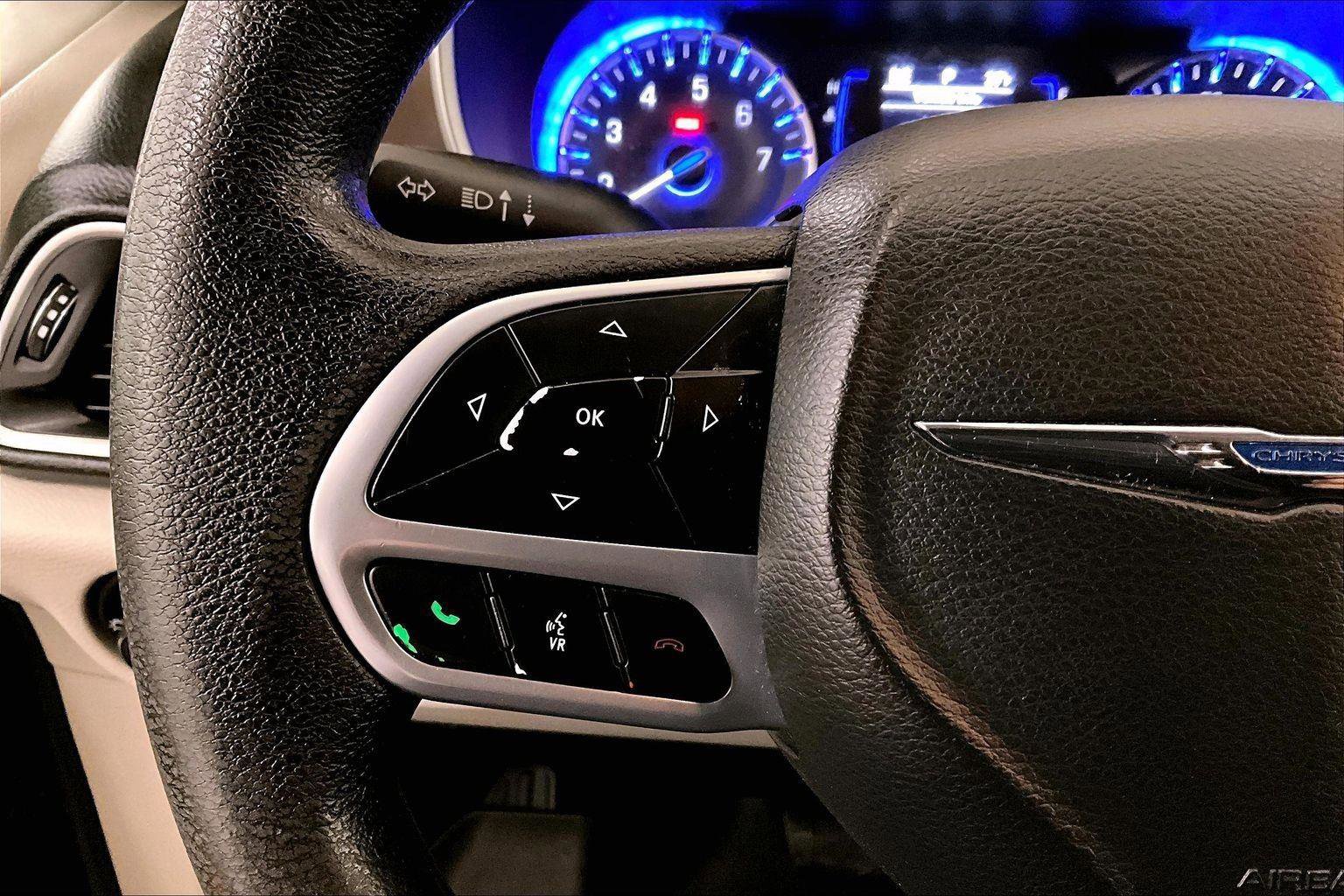 Used 2020 Chrysler Voyager L image 17