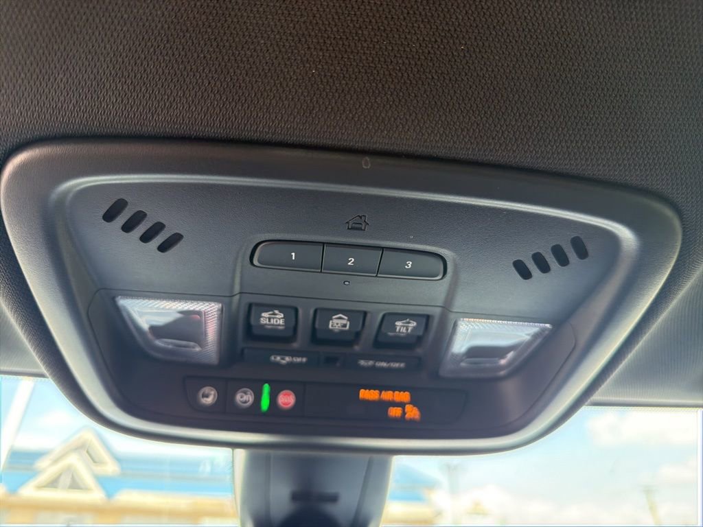 Used 2023 Chevrolet Traverse Premier image 30