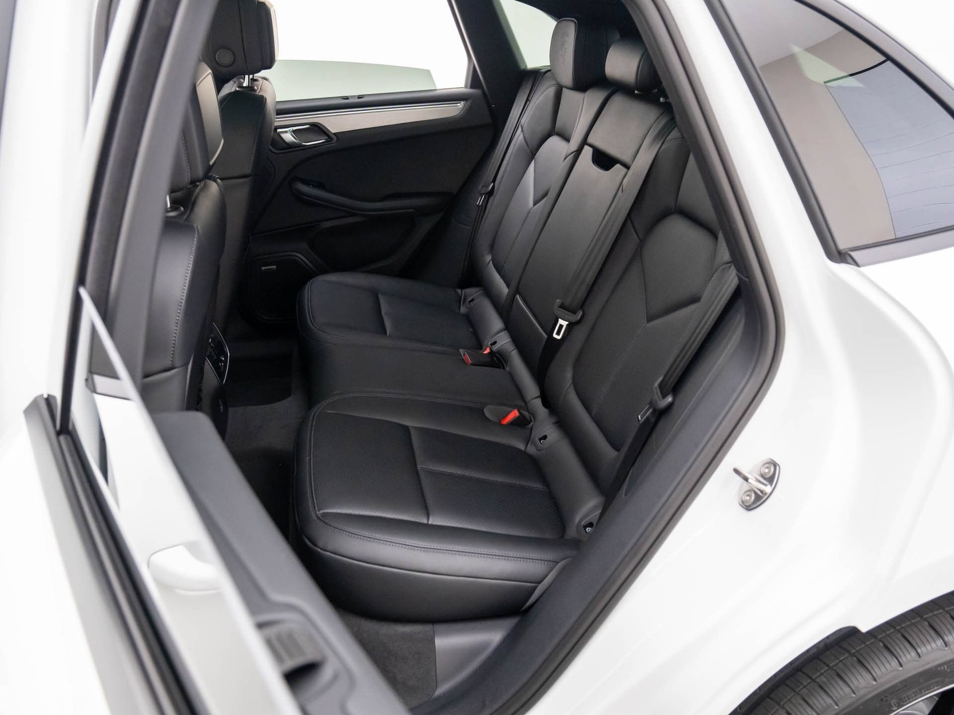 Certified 2026 Porsche Macan AWD/4WD image 17