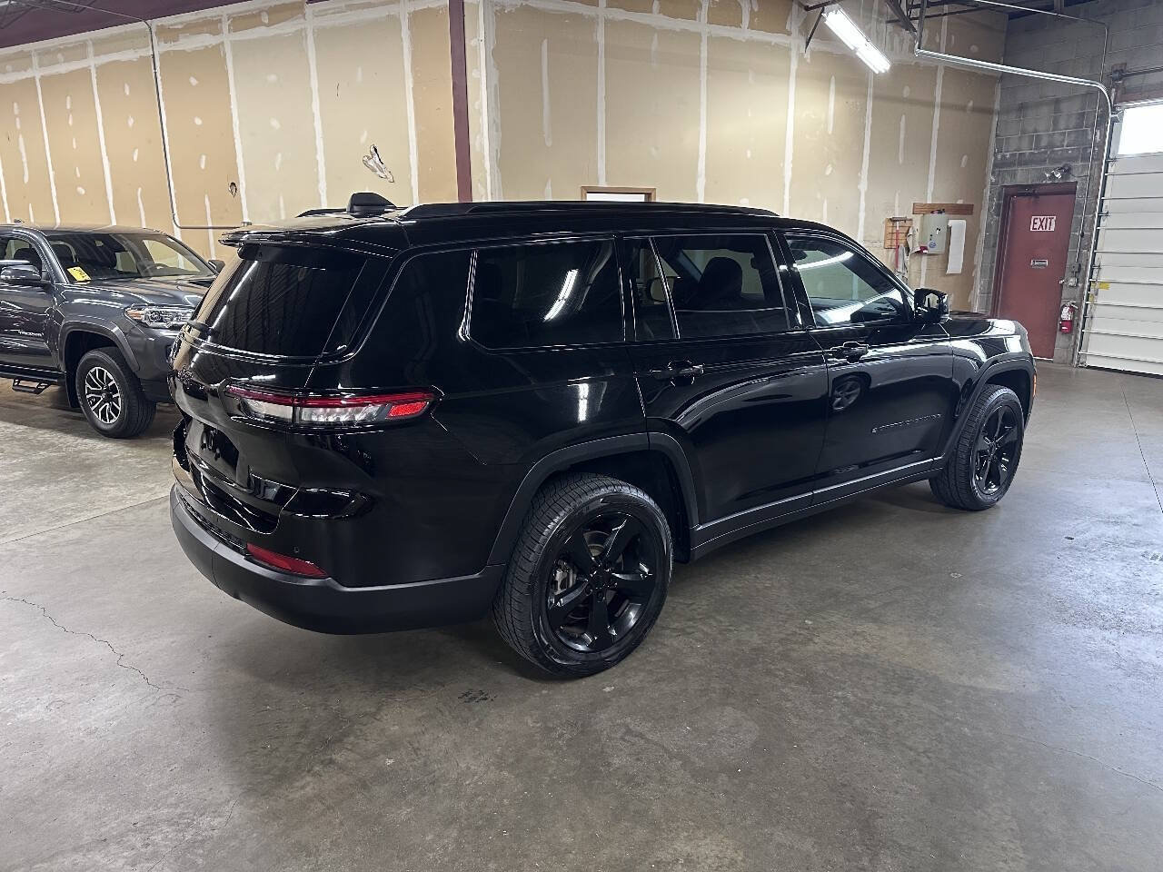 Used 2023 Jeep Grand Cherokee L Laredo AWD/4WD image 3