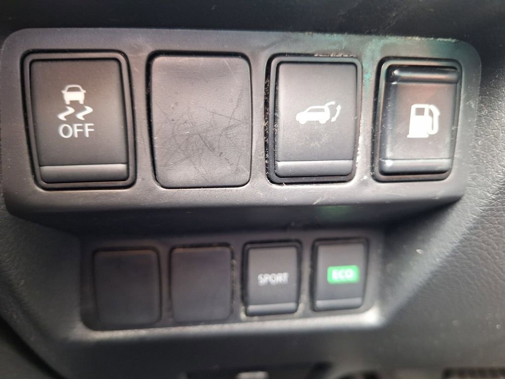 Used 2018 Nissan Rogue SV image 11