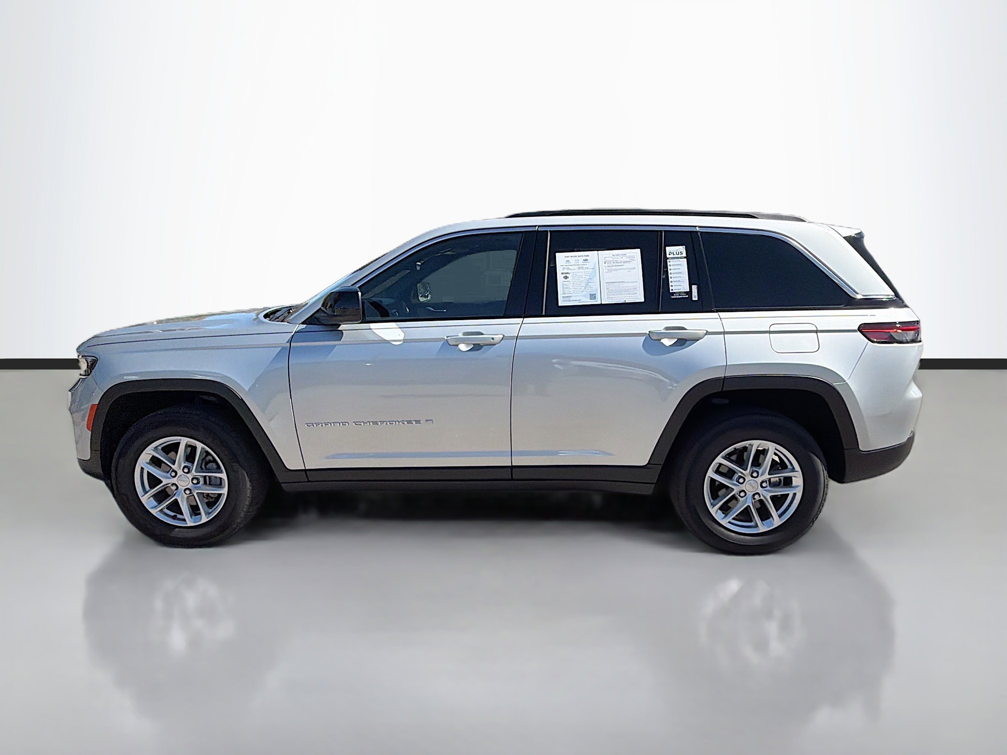 Used 2025 Jeep Grand Cherokee Laredo X image 6