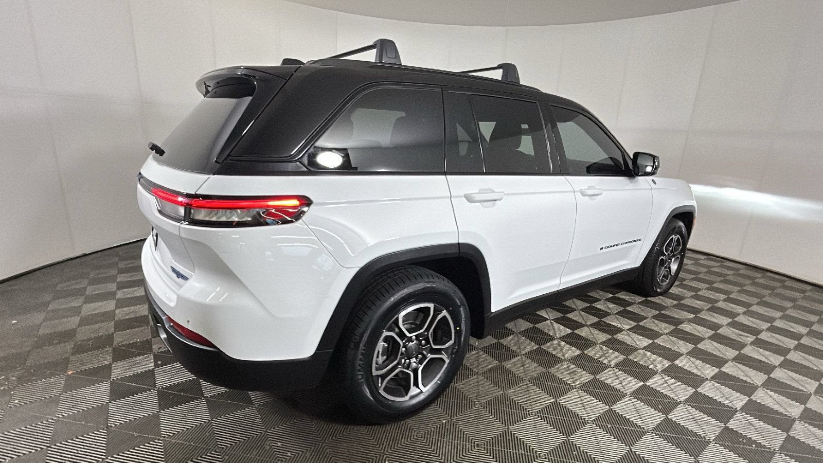 Used 2023 Jeep Grand Cherokee Trailhawk AWD/4WD image 3
