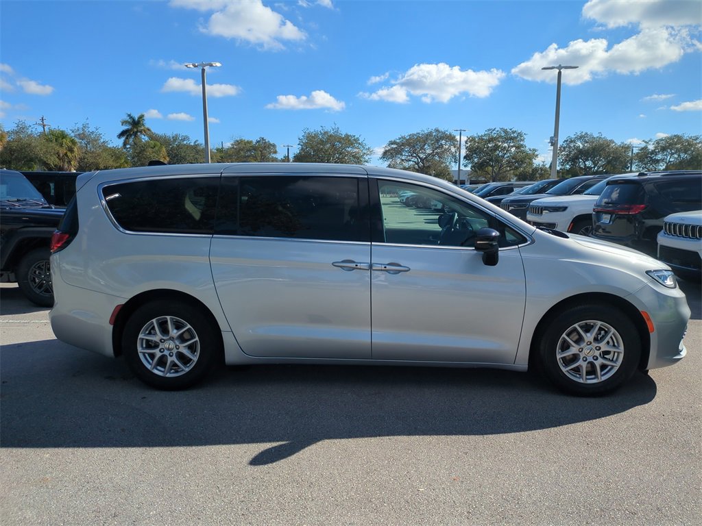 Used 2024 Chrysler Pacifica Touring-L image 5