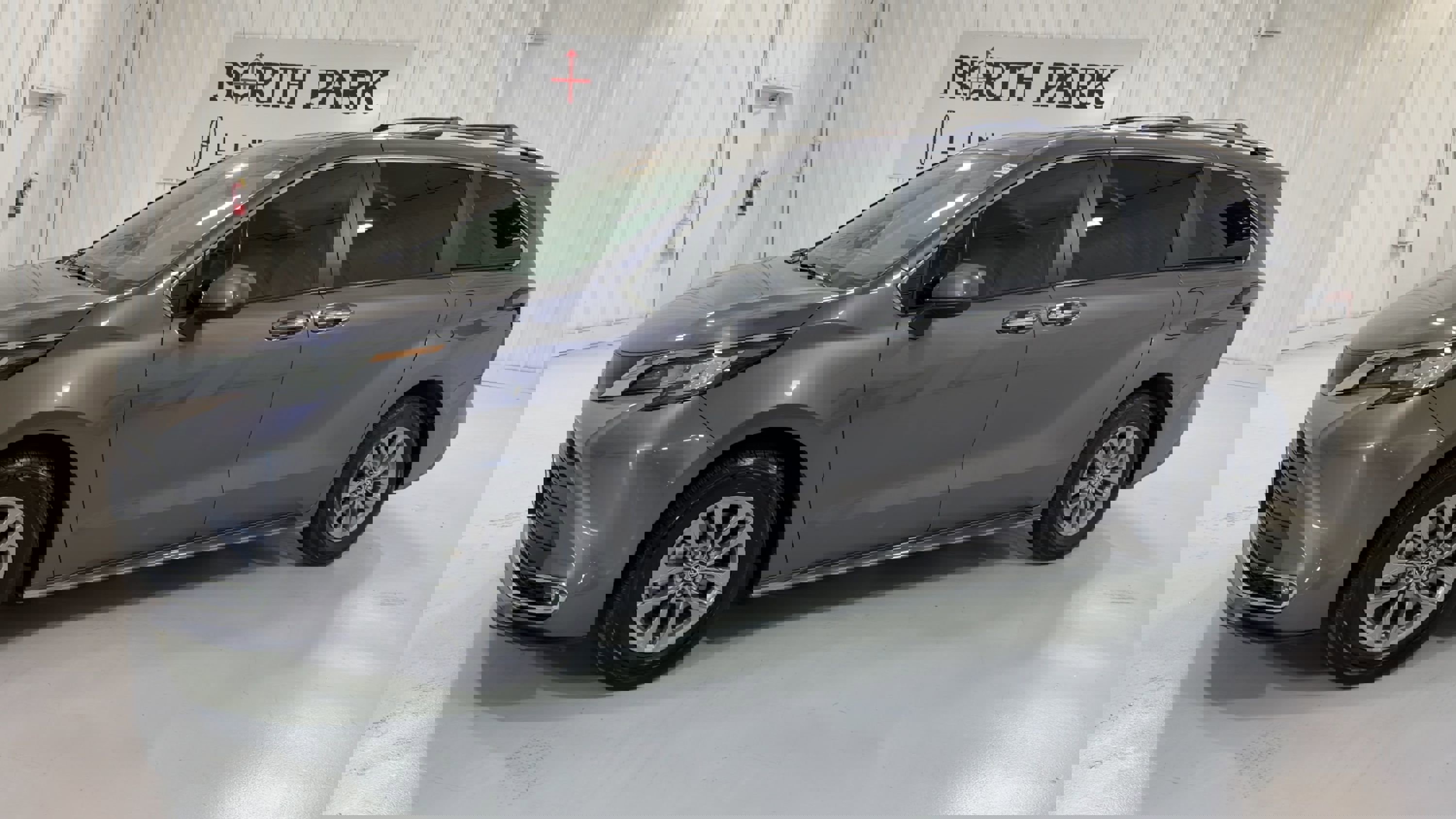 Used 2023 Toyota Sienna XLE image 6