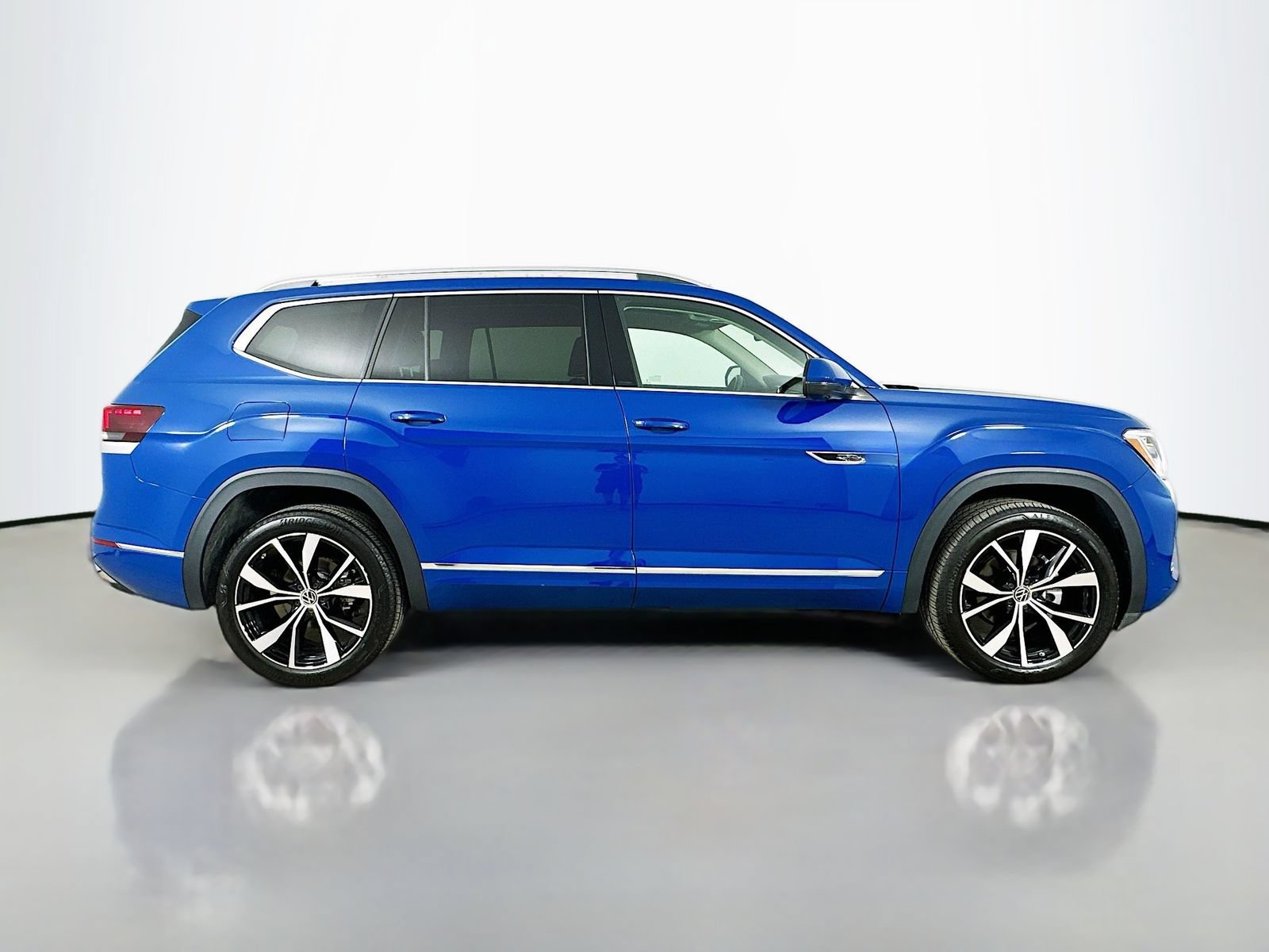 Used 2025 Volkswagen Atlas SEL Premium R-Line AWD/4WD image 4