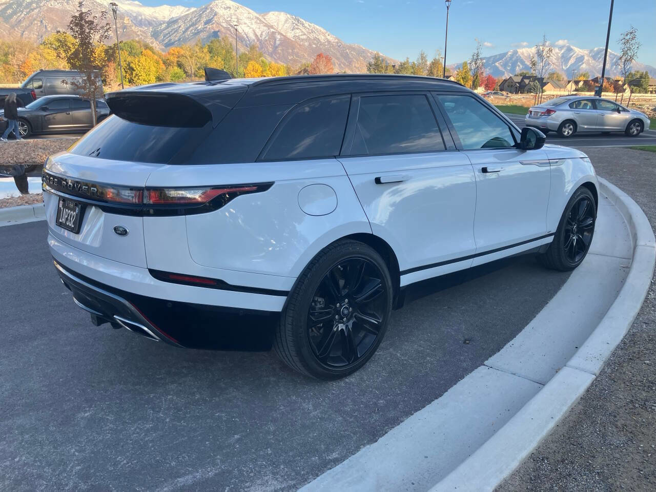 Used 2018 Land Rover Range Rover Velar R-Dynamic HSE image 4