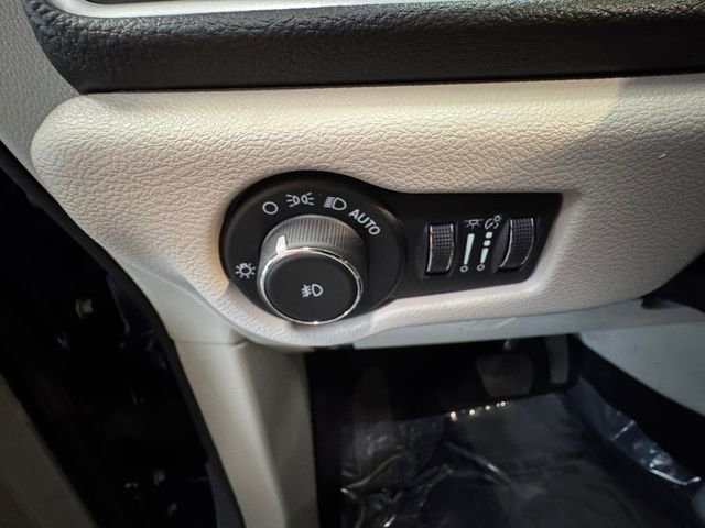 Used 2024 Chrysler Pacifica Touring-L image 23