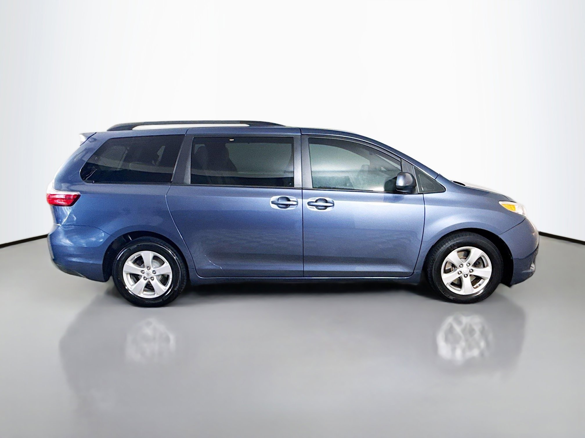 Used 2017 Toyota Sienna LE image 11