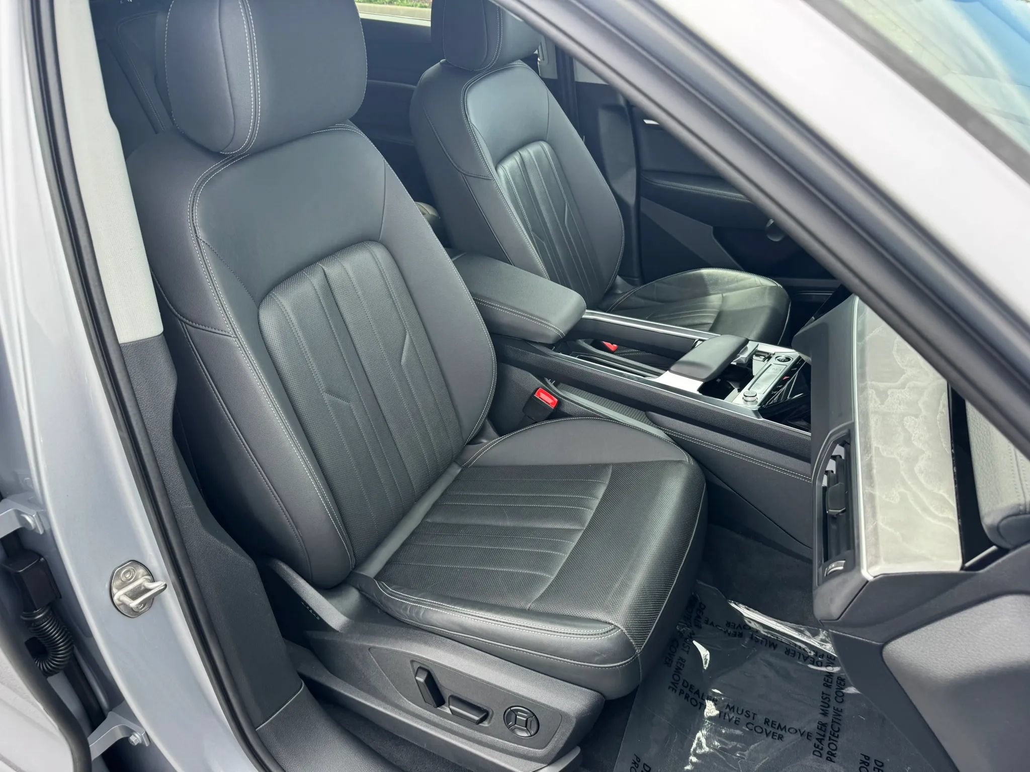 Used 2022 Audi e-tron Premium Plus w/ Premium Plus Package AWD/4WD image 25