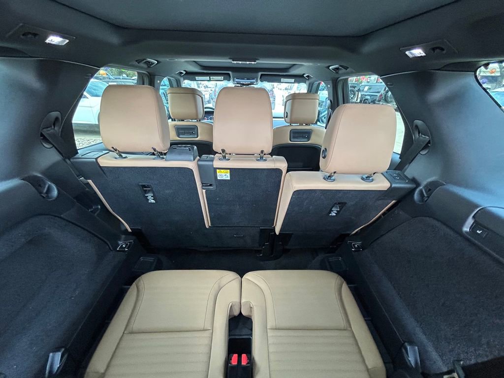Used 2024 Land Rover Discovery Dynamic SE image 11