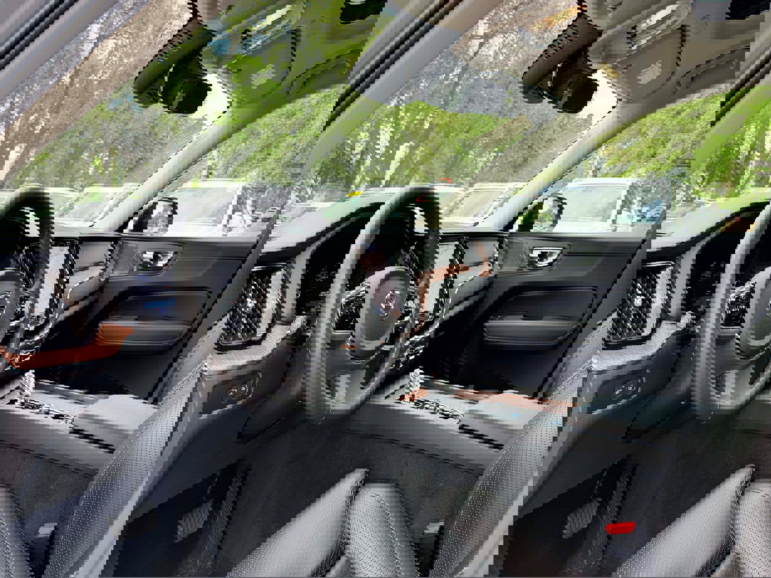 Certified 2024 Volvo XC60 T8 Ultimate w/ Climate Package image 10