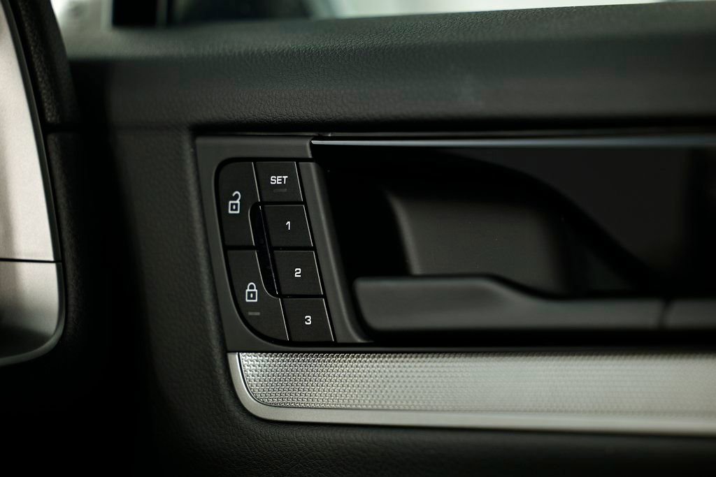 Certified 2025 Porsche Cayenne AWD/4WD image 42