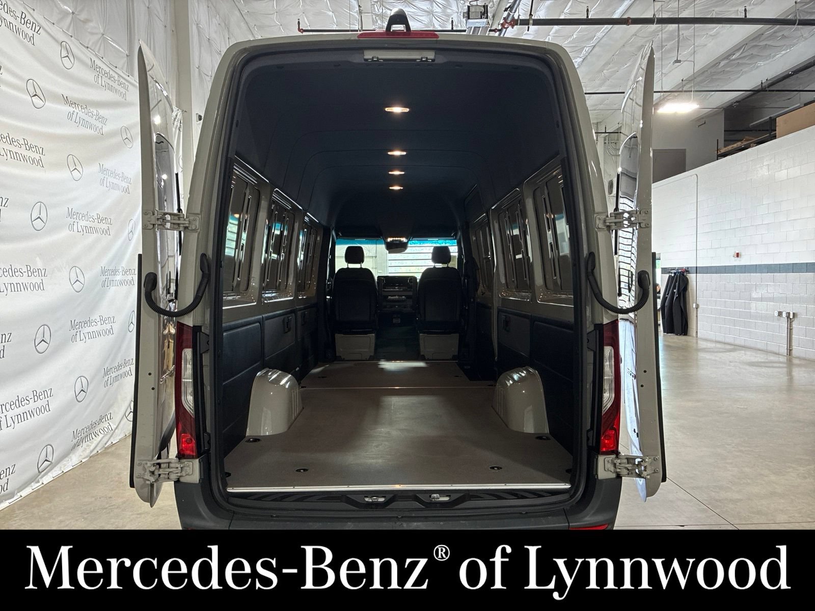 Used 2022 Mercedes-Benz Sprinter 2500 image 13