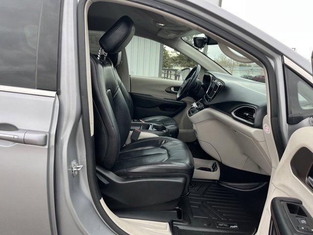 Used 2018 Chrysler Pacifica Touring-L image 35
