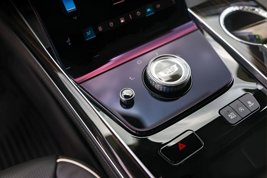 Certified 2025 Cadillac Escalade Premium Luxury AWD/4WD image 19