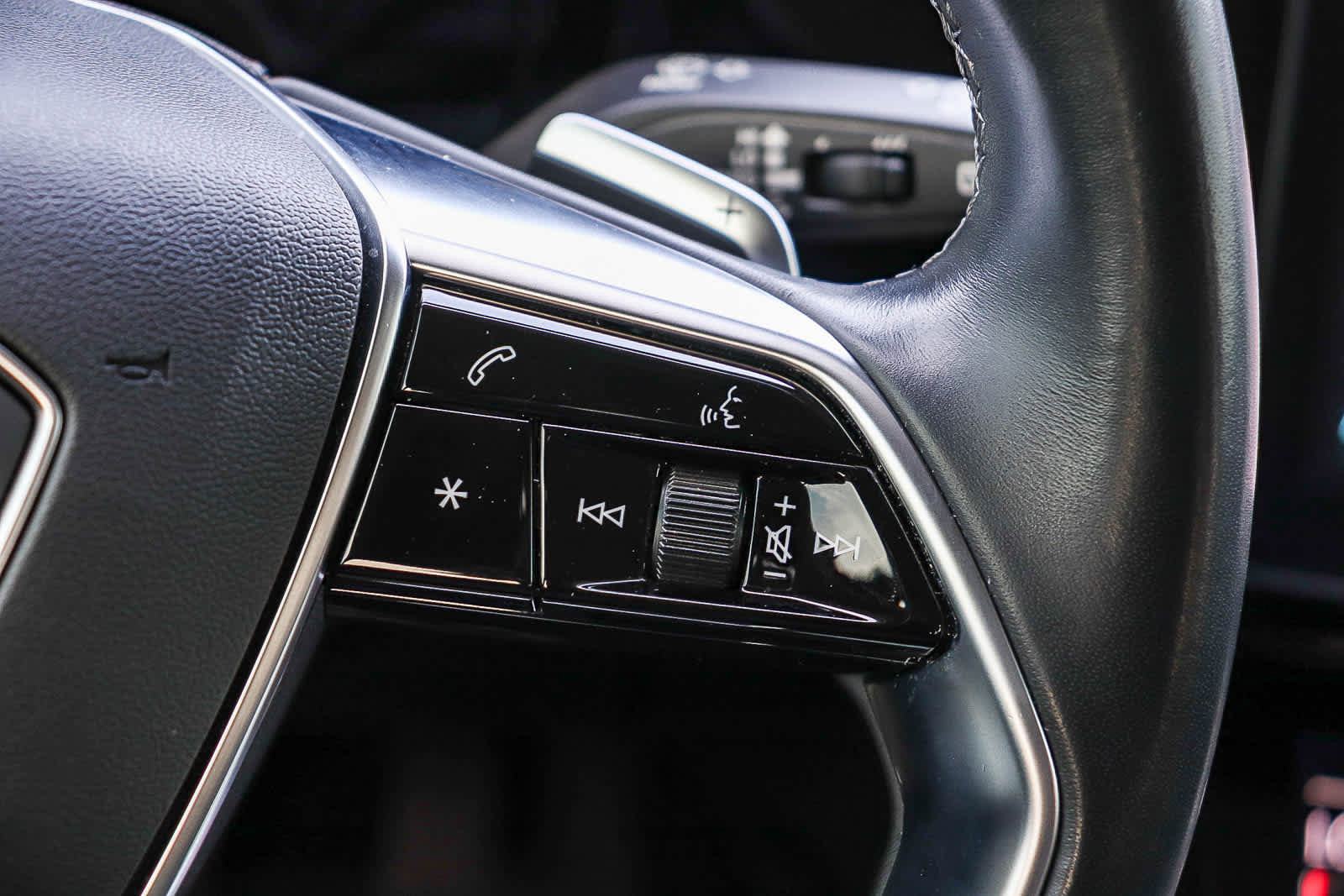 Used 2024 Audi Q8 e-tron Premium image 21