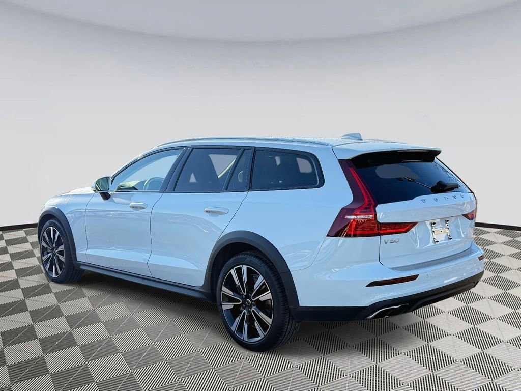 Used 2021 Volvo V60 T5 Cross Country image 4