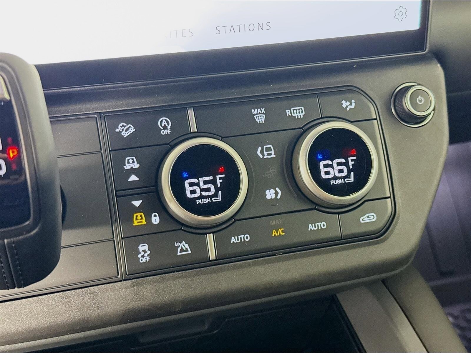 New 2026 Land Rover Defender 110 X-Dynamic SE AWD/4WD image 18