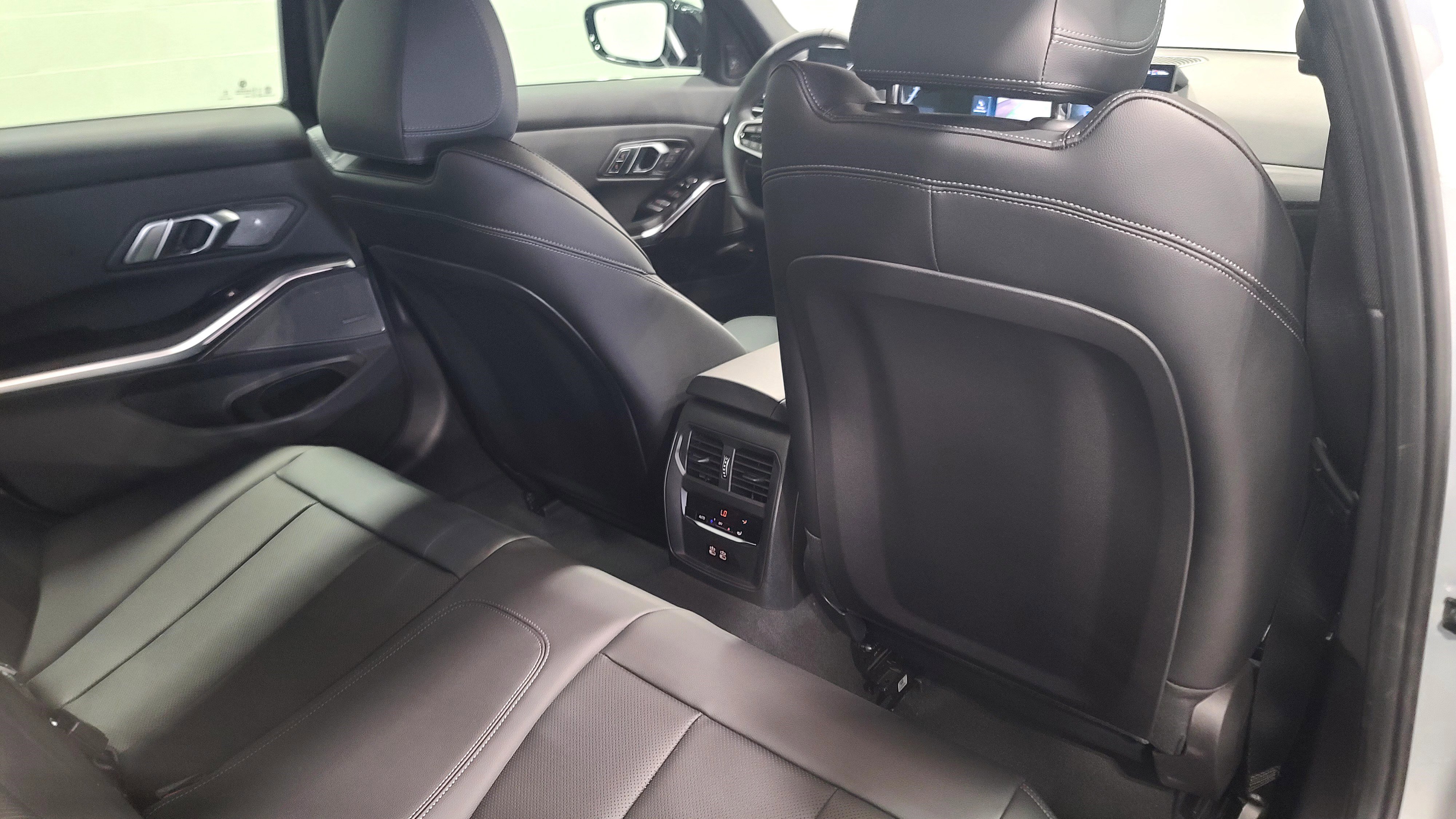 New 2026 BMW 330i Sedan w/ M Sport Package image 28