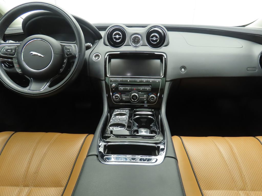 Used 2019 Jaguar XJ R-Sport image 13