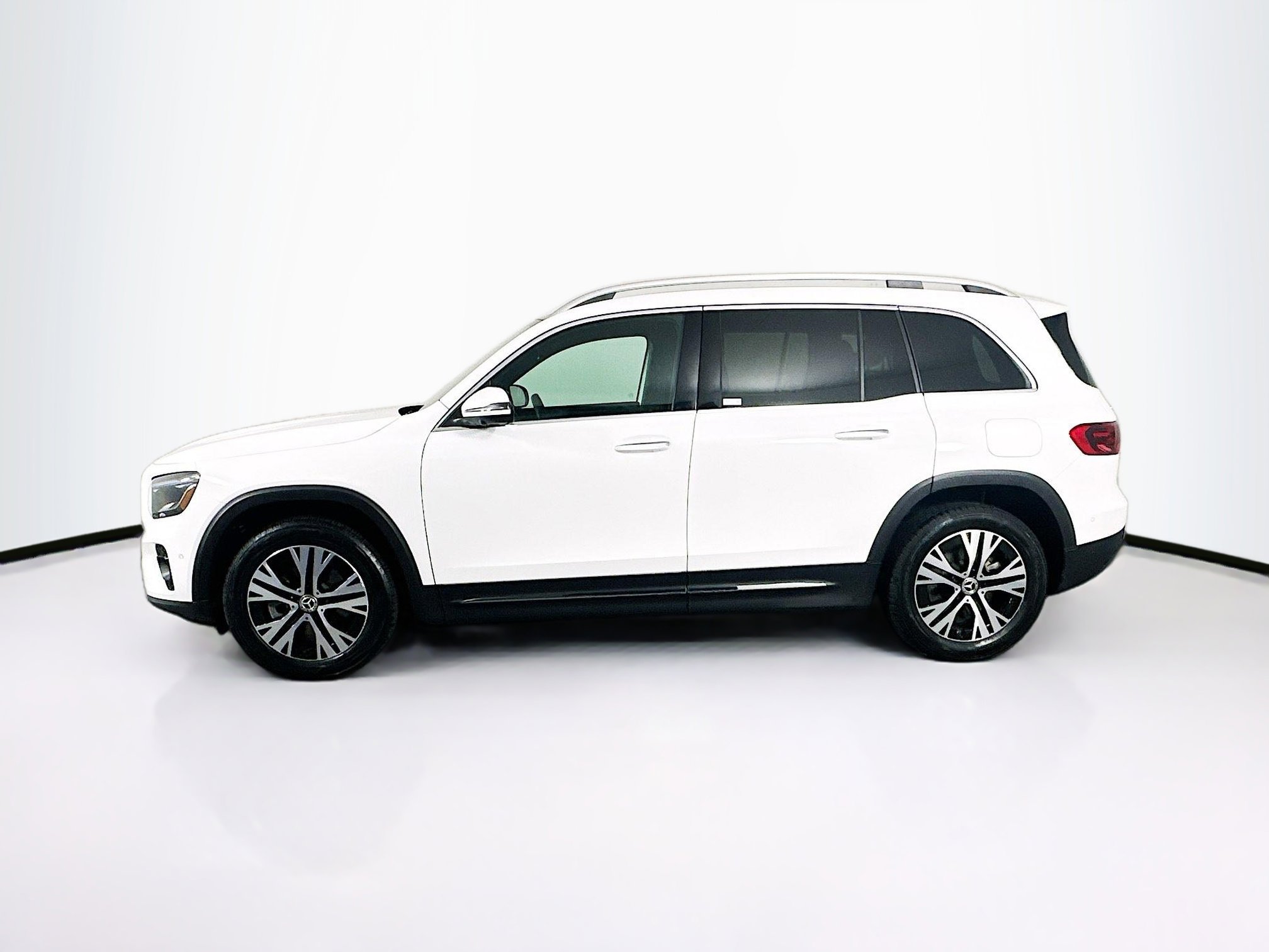 Used 2025 Mercedes-Benz GLB 250 image 4
