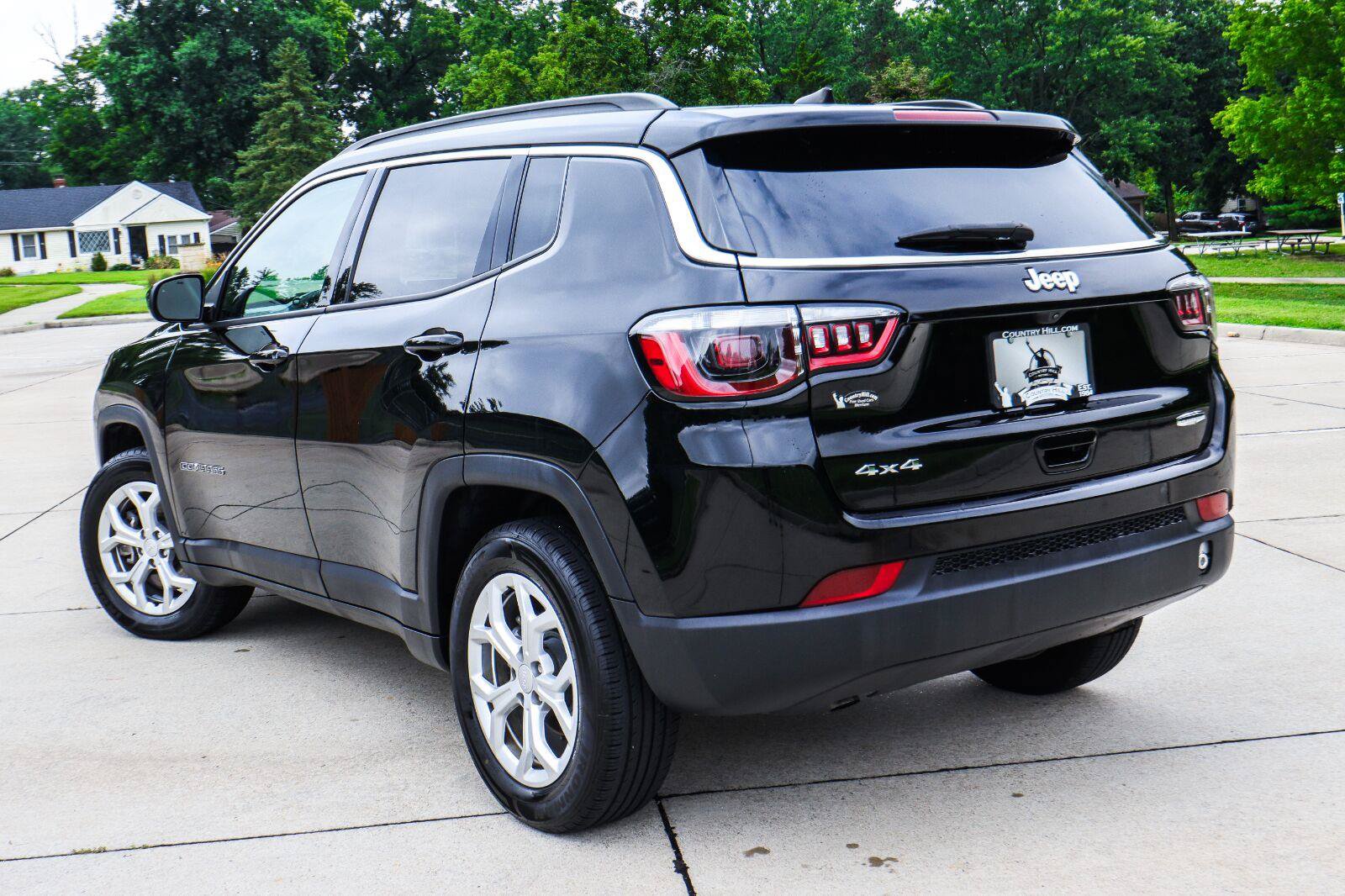 Used 2024 Jeep Compass Latitude AWD/4WD image 16