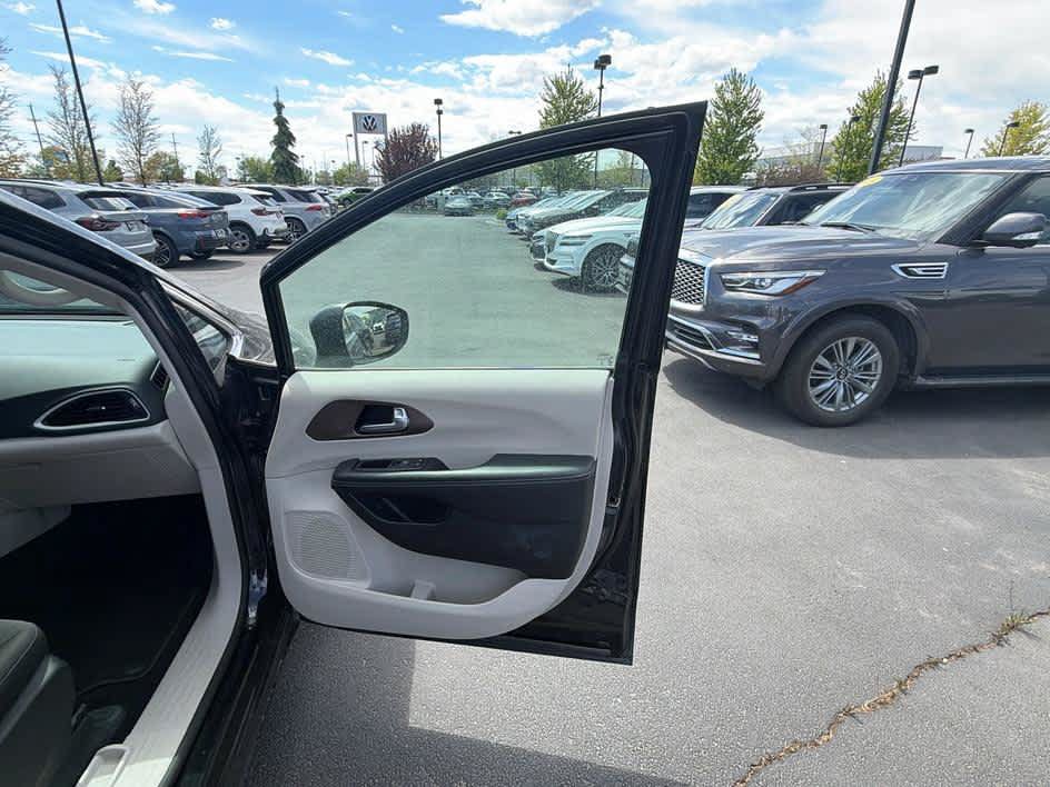 Used 2023 Chrysler Voyager LX FWD image 22