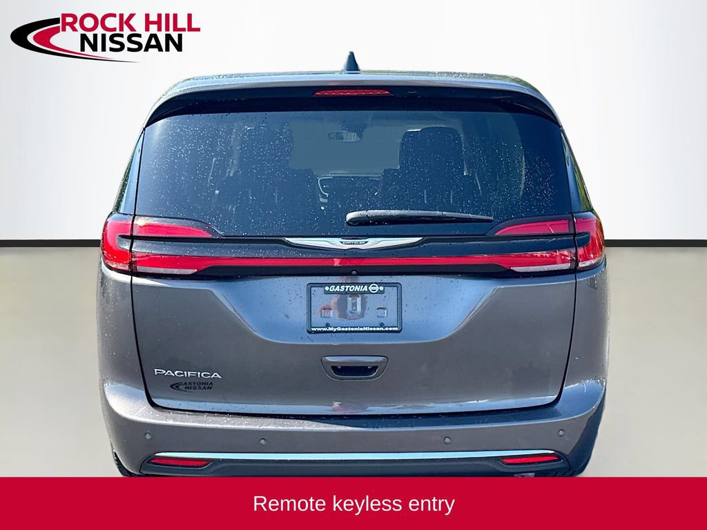 Used 2023 Chrysler Pacifica Touring-L FWD image 6