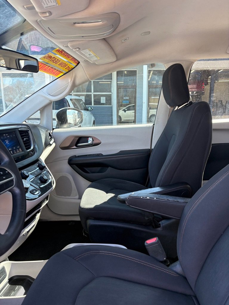 Used 2018 Chrysler Pacifica L image 9