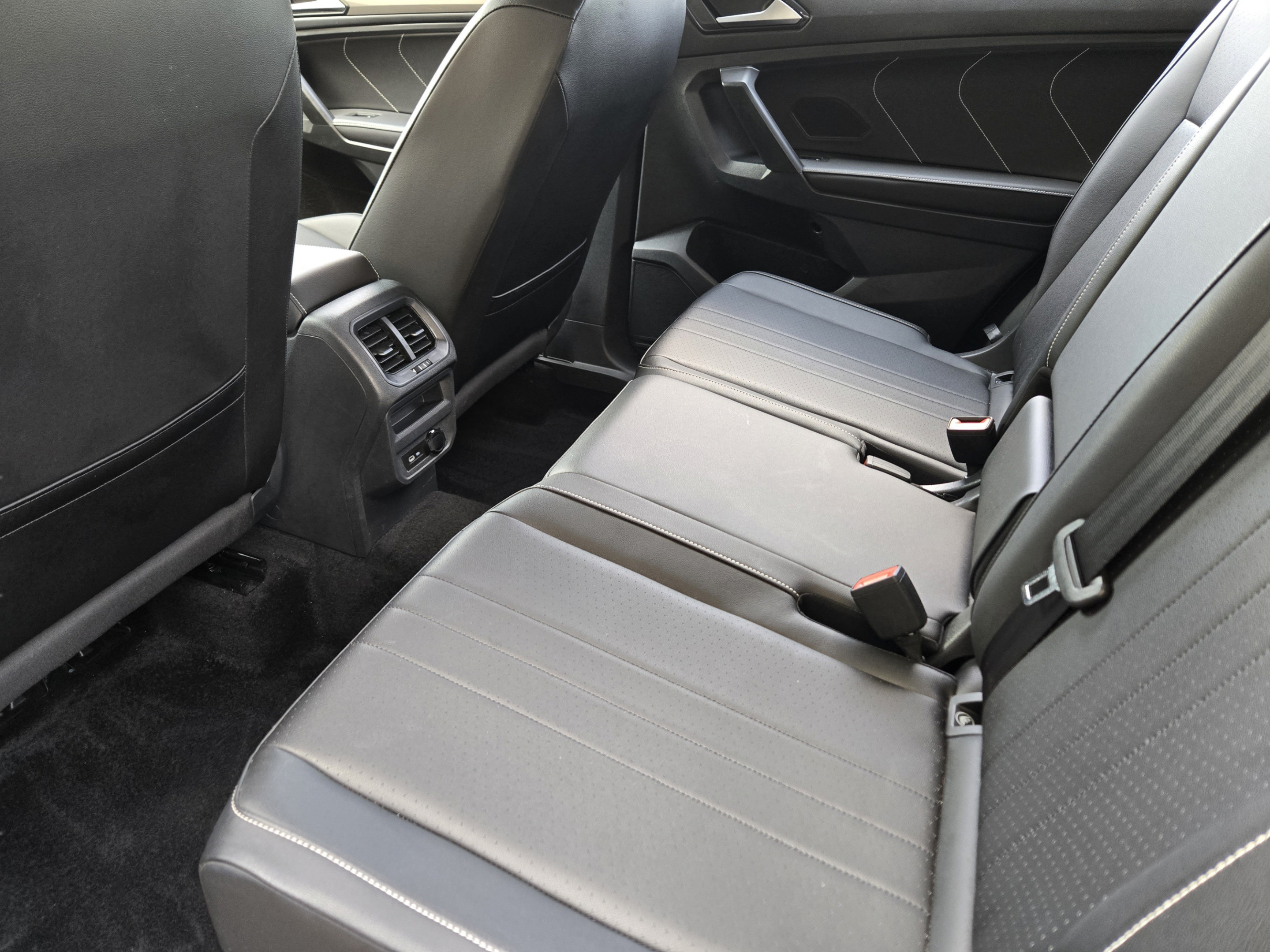 Used 2023 Volkswagen Tiguan SE R-Line FWD image 31