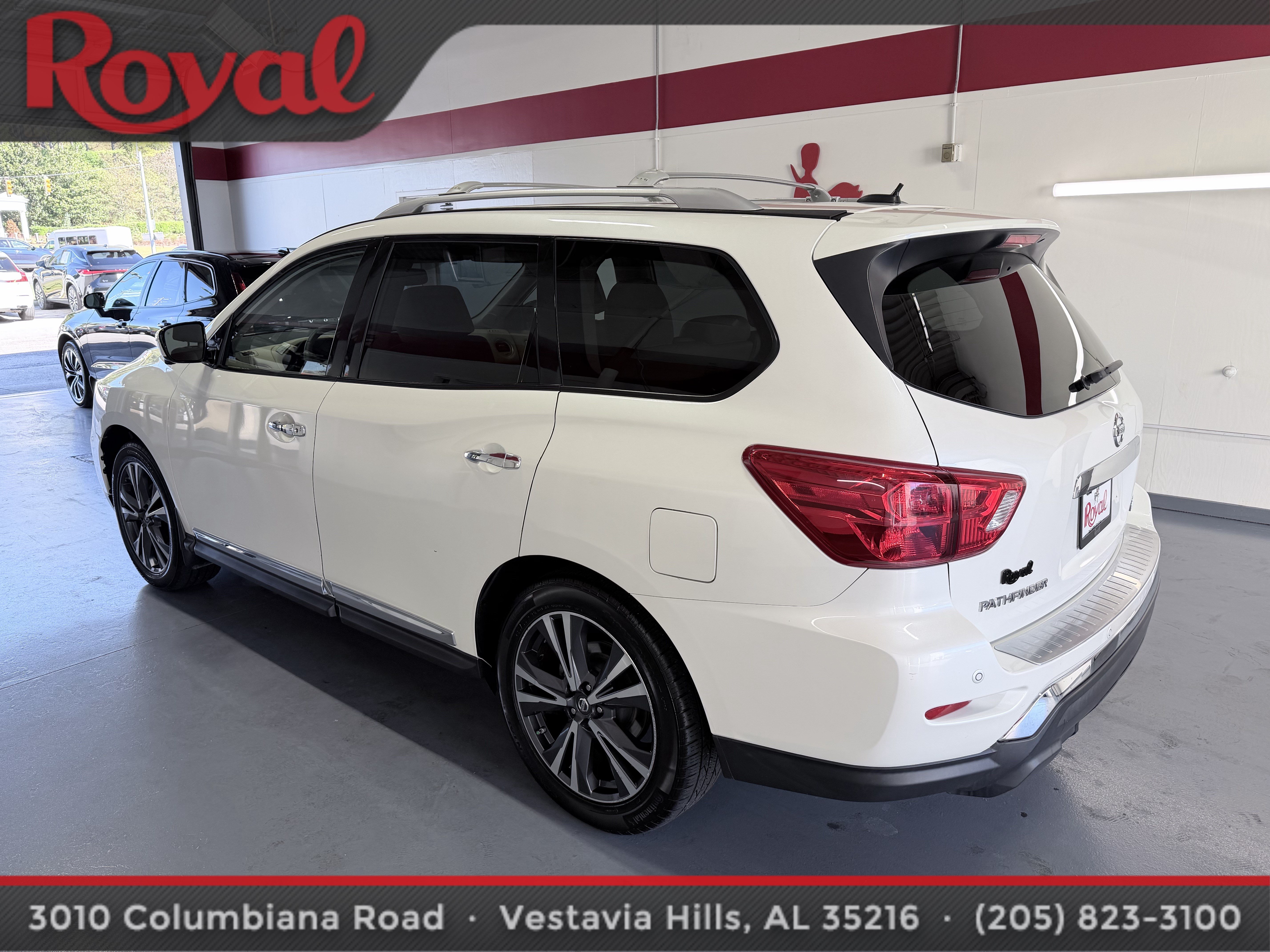 Used 2017 Nissan Pathfinder Platinum w/ Family Entertainment Package FWD image 5