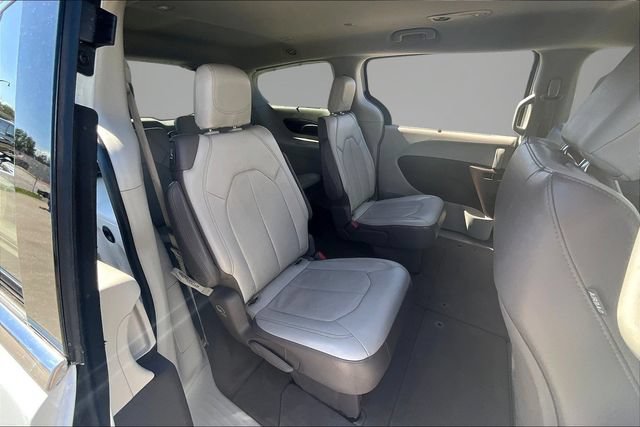 Used 2018 Chrysler Pacifica Touring-L FWD image 22
