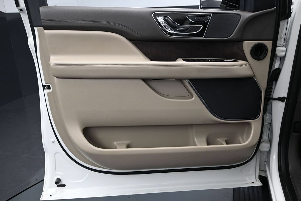 Used 2024 Lincoln Navigator Premiere AWD/4WD image 16