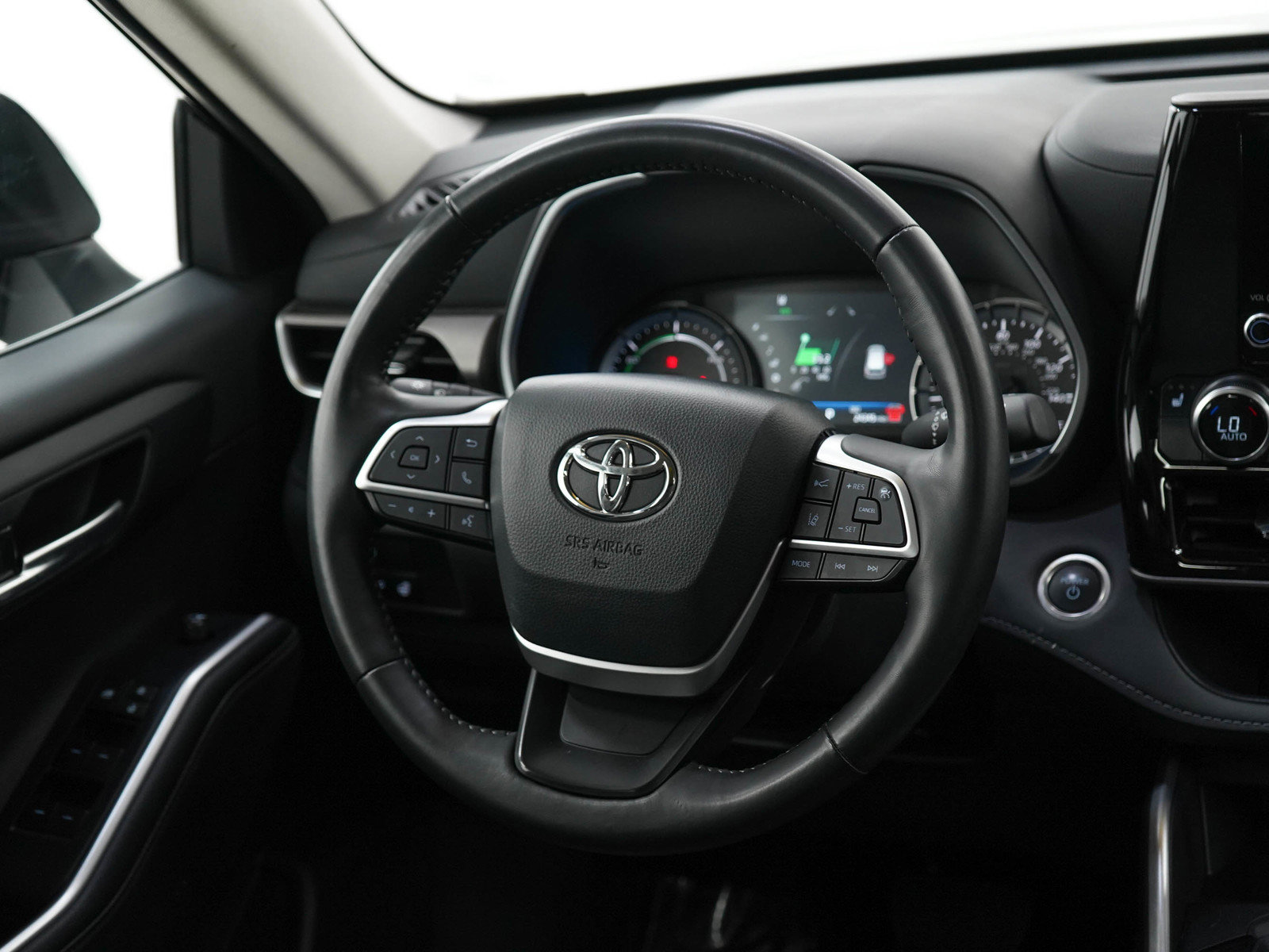 Used 2025 Toyota Highlander XLE AWD/4WD image 15