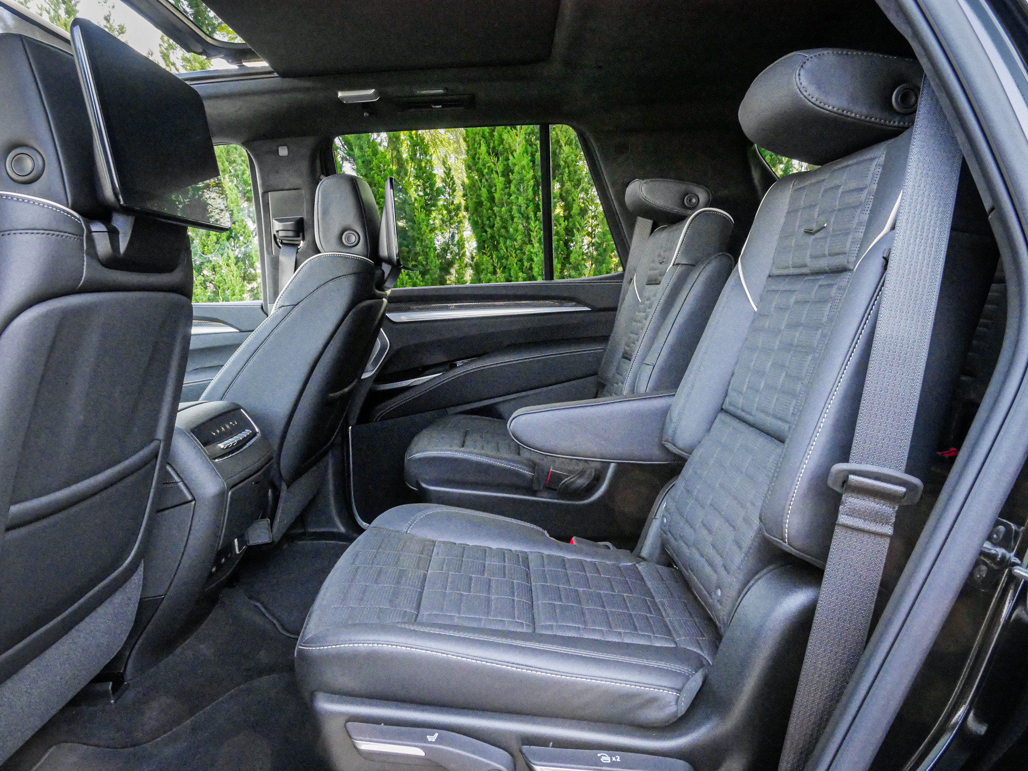 Used 2026 Cadillac Escalade V w/ LPO, ONYX Package AWD/4WD image 32