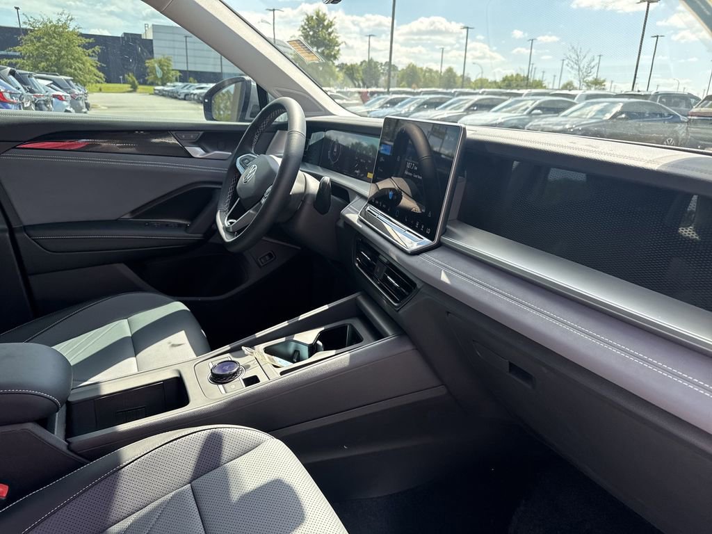 New 2025 Volkswagen Tiguan SE image 18