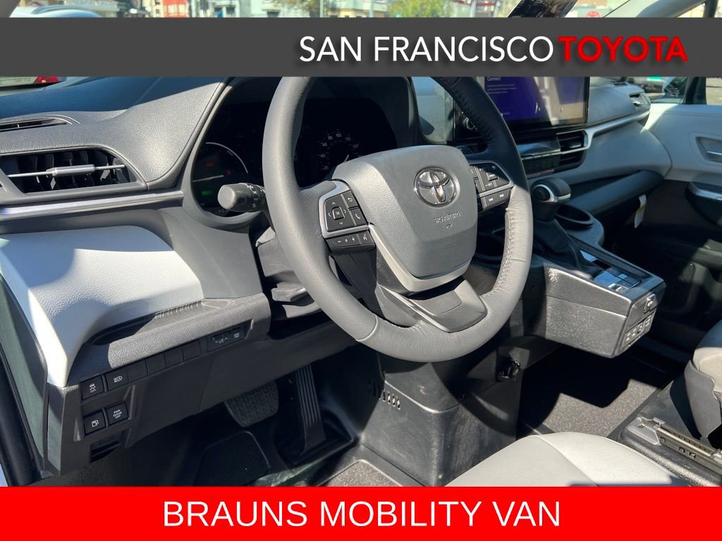 Used 2026 Toyota Sienna XLE FWD image 14