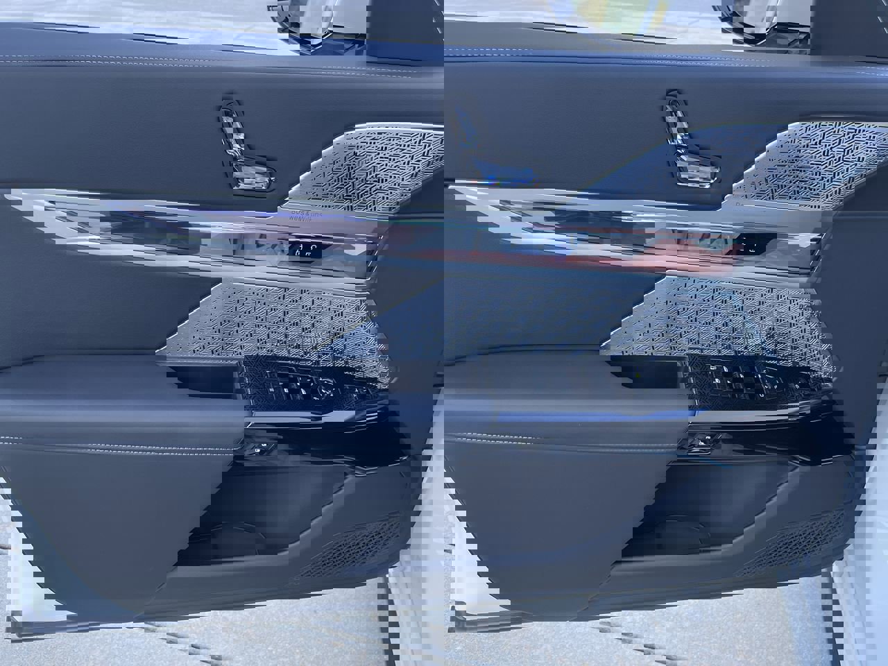 Used 2025 BMW i7 eDrive50 w/ M Sport Package image 19