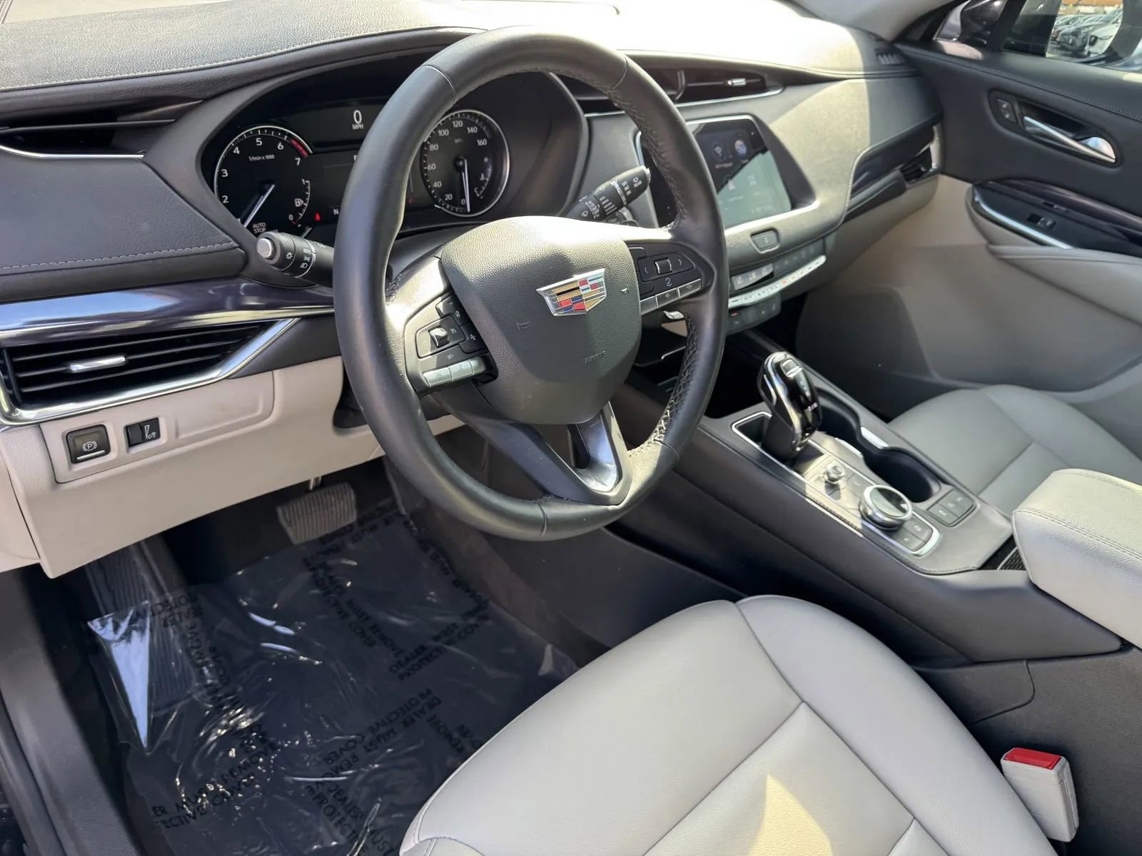 Used 2023 Cadillac XT4 Luxury w/ Cold Weather Package image 10