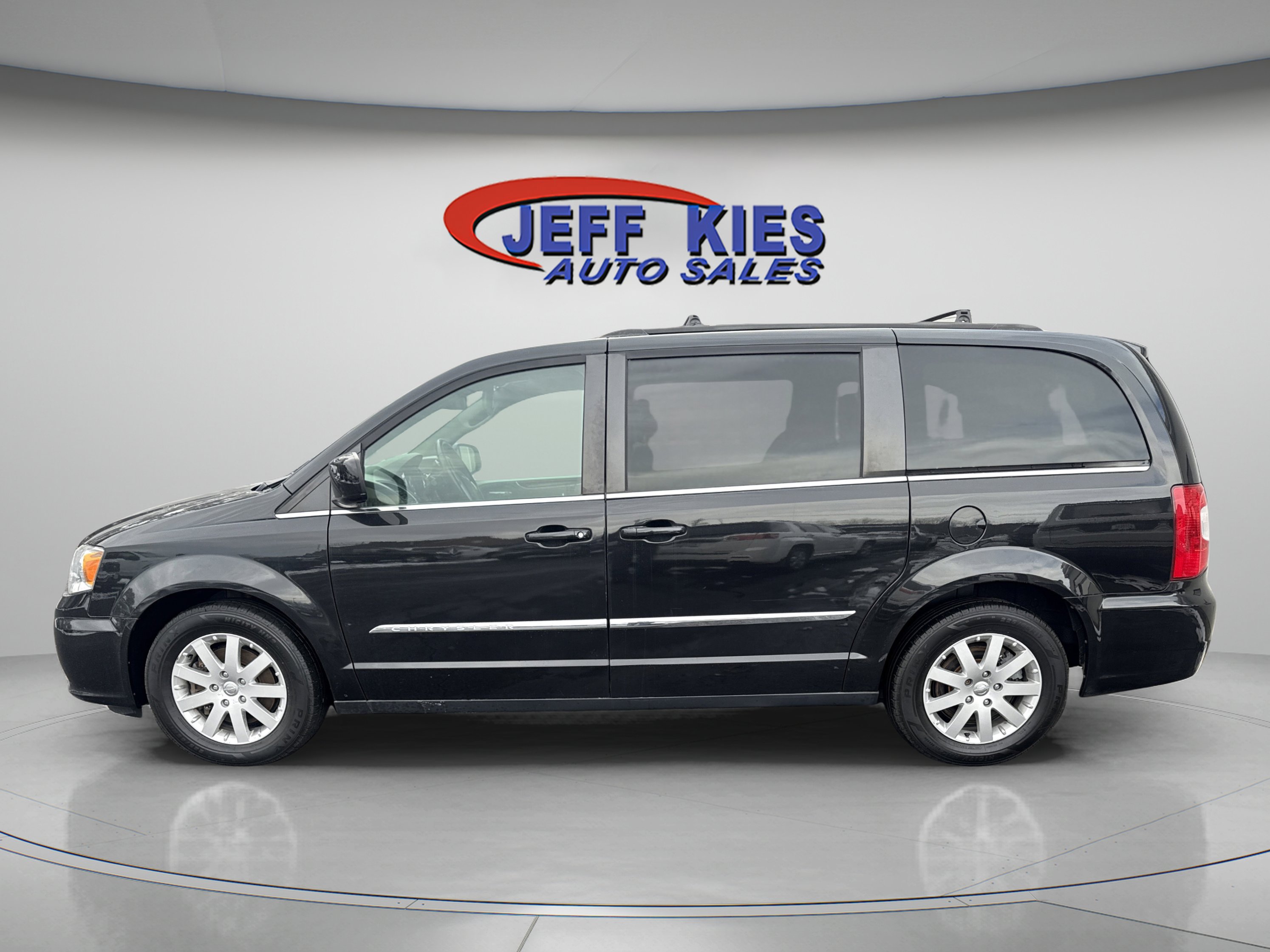 Used 2016 Chrysler Town & Country Touring image 8