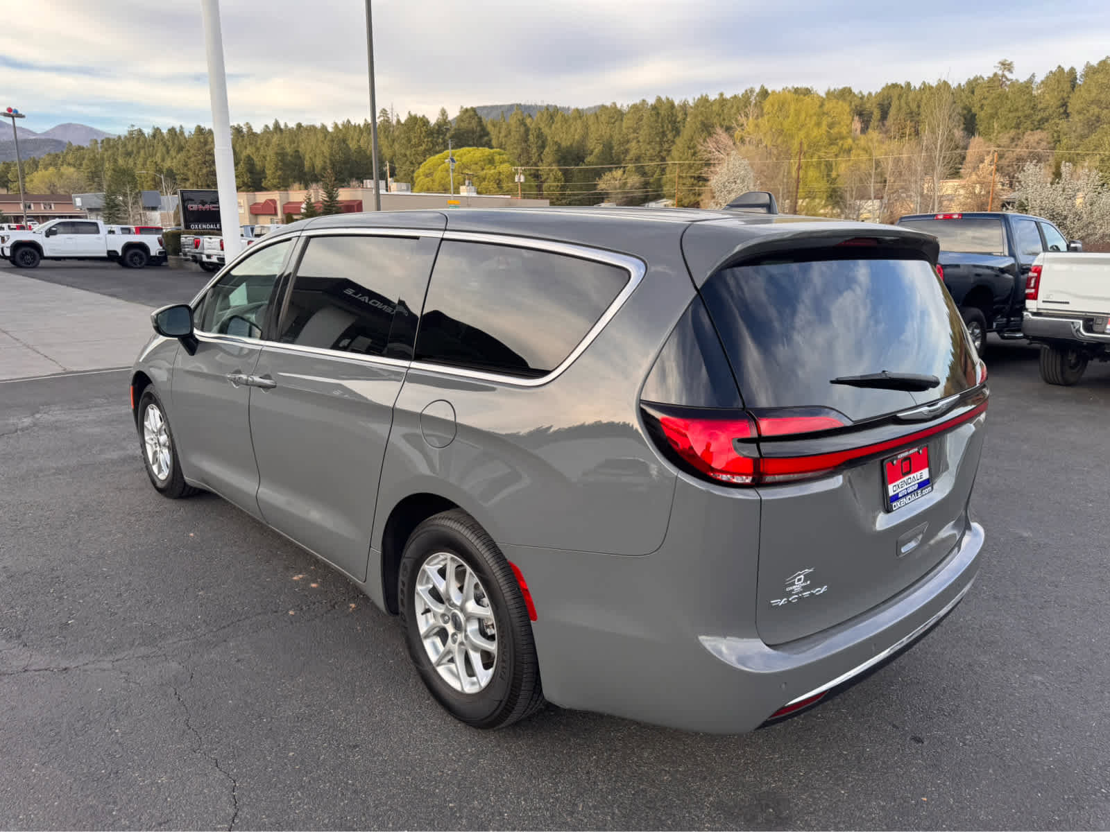 Used 2023 Chrysler Pacifica Touring-L image 3