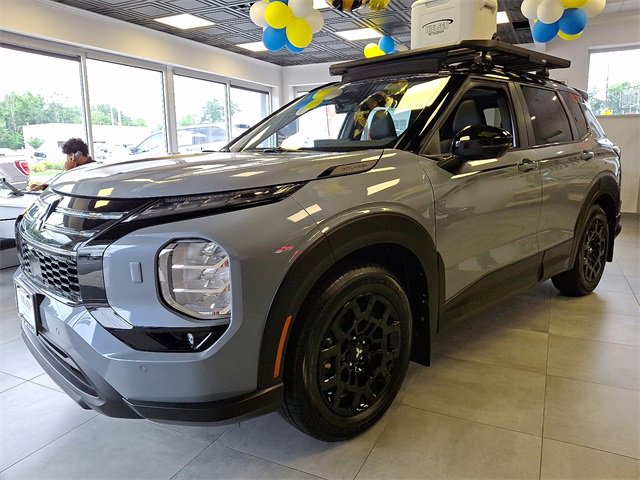 New 2025 Mitsubishi Outlander AWD image 2