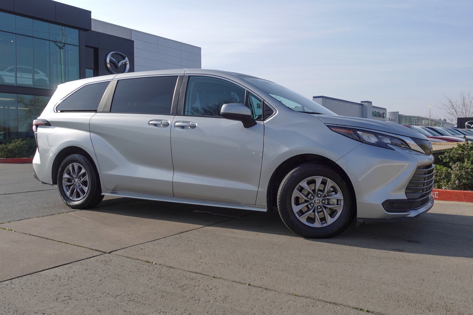 Used 2024 Toyota Sienna LE image 4