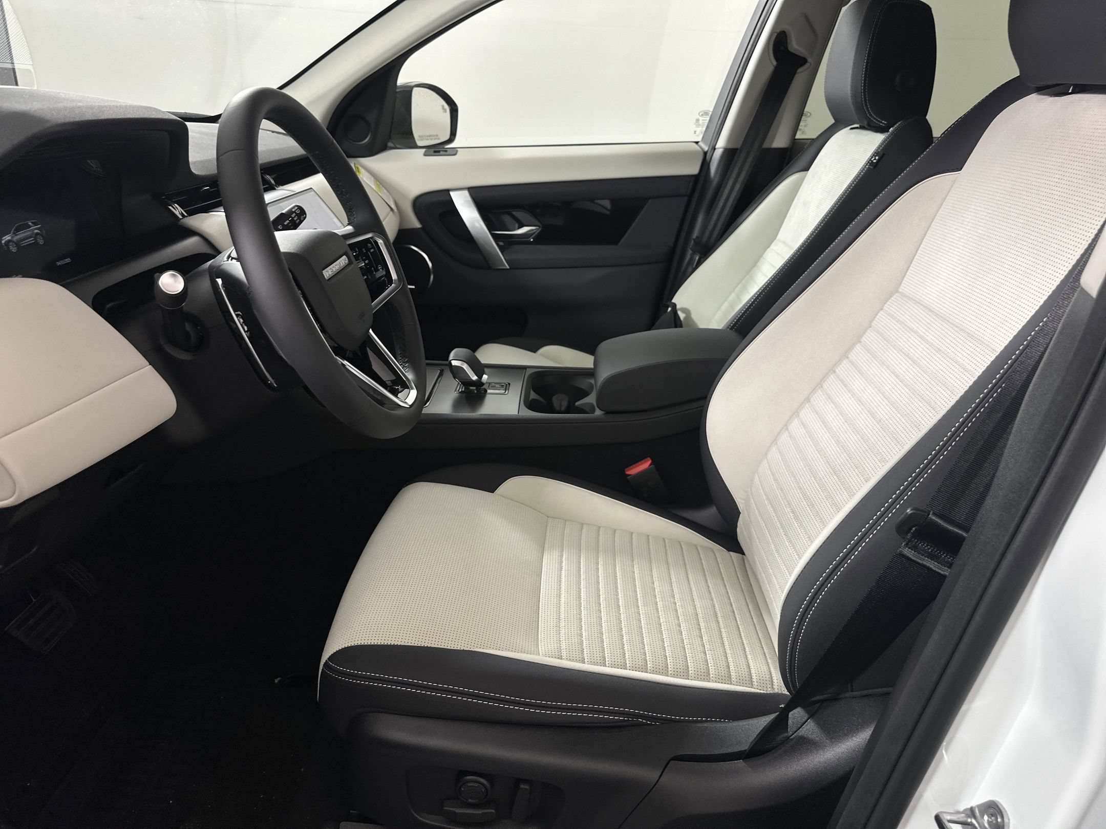 Used 2025 Land Rover Discovery Sport S AWD/4WD image 4