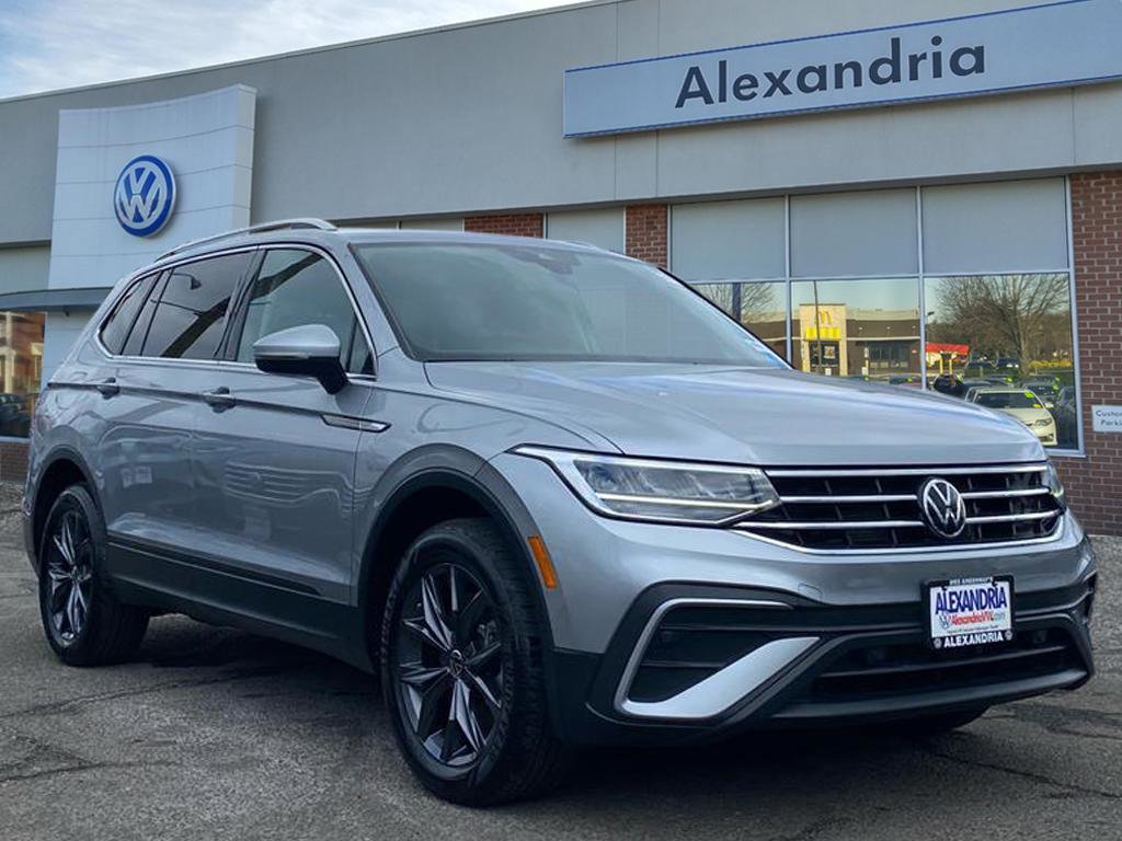 Used 2023 Volkswagen Tiguan SE w/ Panoramic Sunroof Package