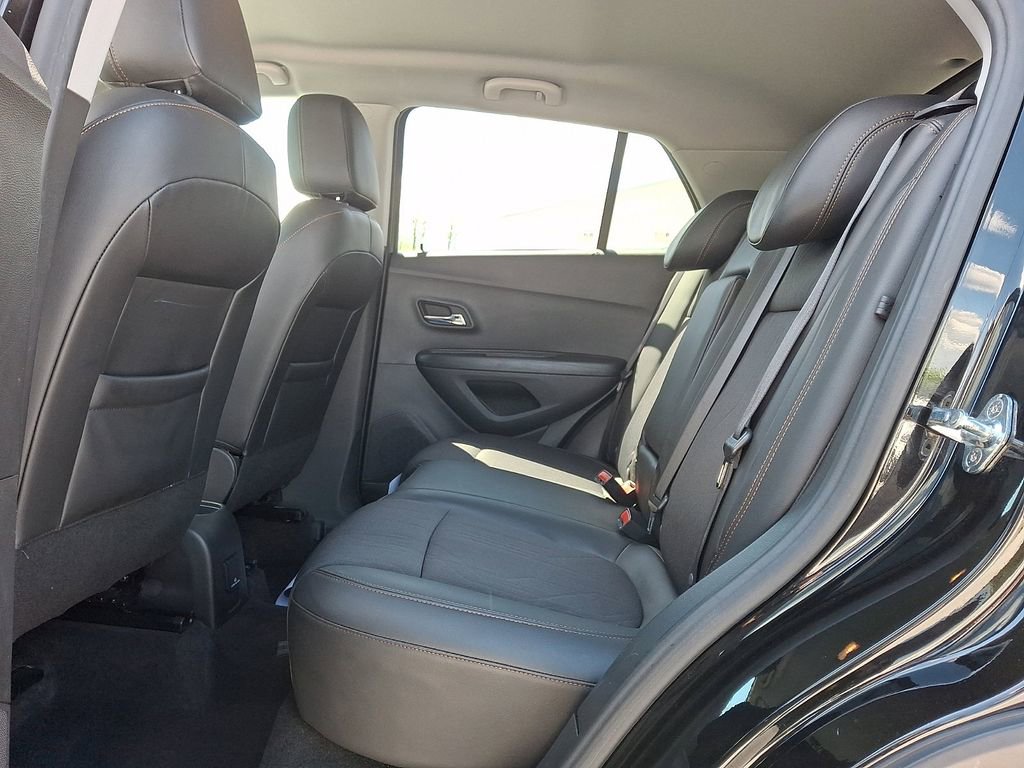 Used 2022 Chevrolet Trax LT w/ Midnight Edition image 13
