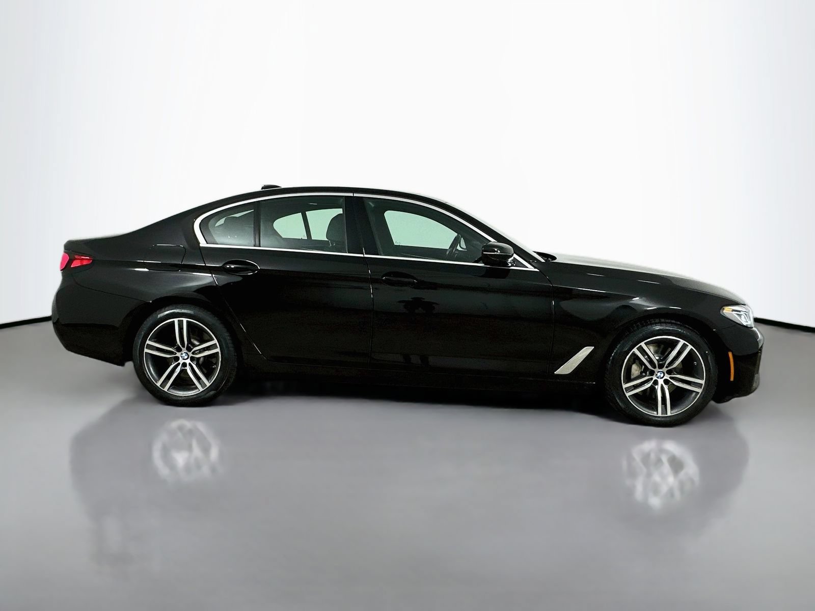 Used 2023 BMW 530i xDrive w/ Premium Package AWD/4WD image 4